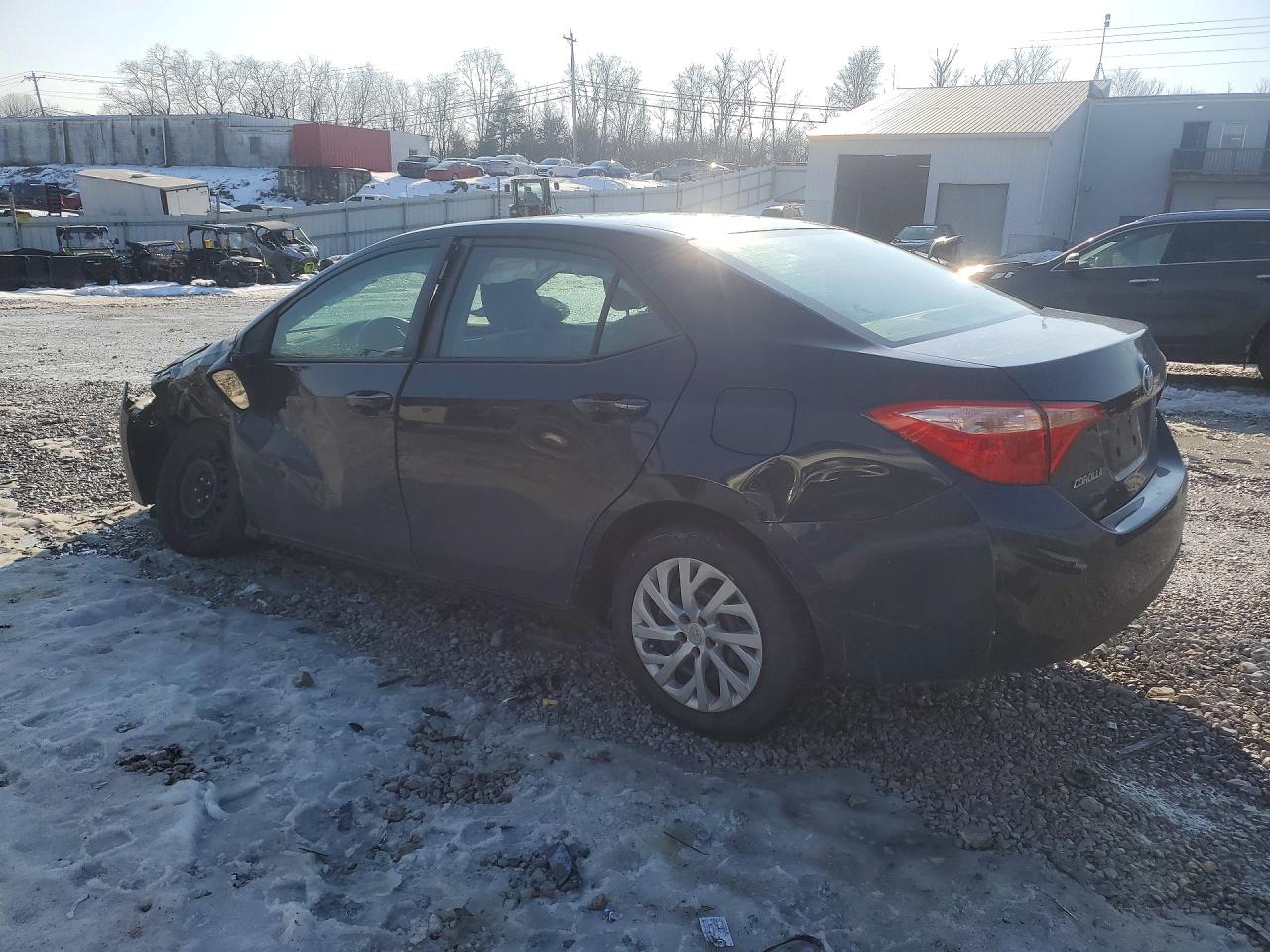 2018 TOYOTA COROLLA LE photo 3