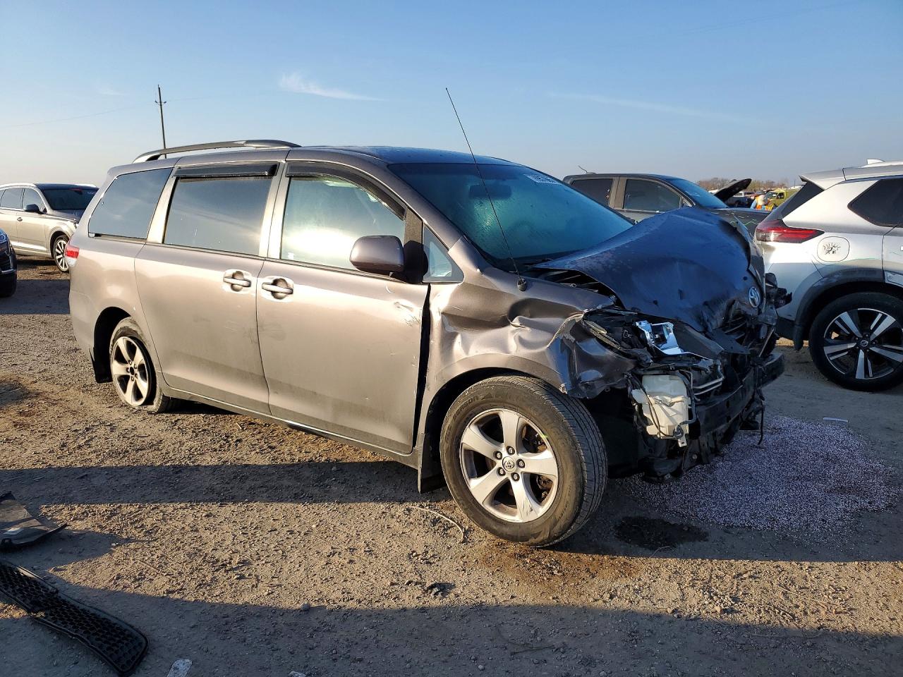 2013 TOYOTA SIENNA LE 8-PASSENGER photo 4