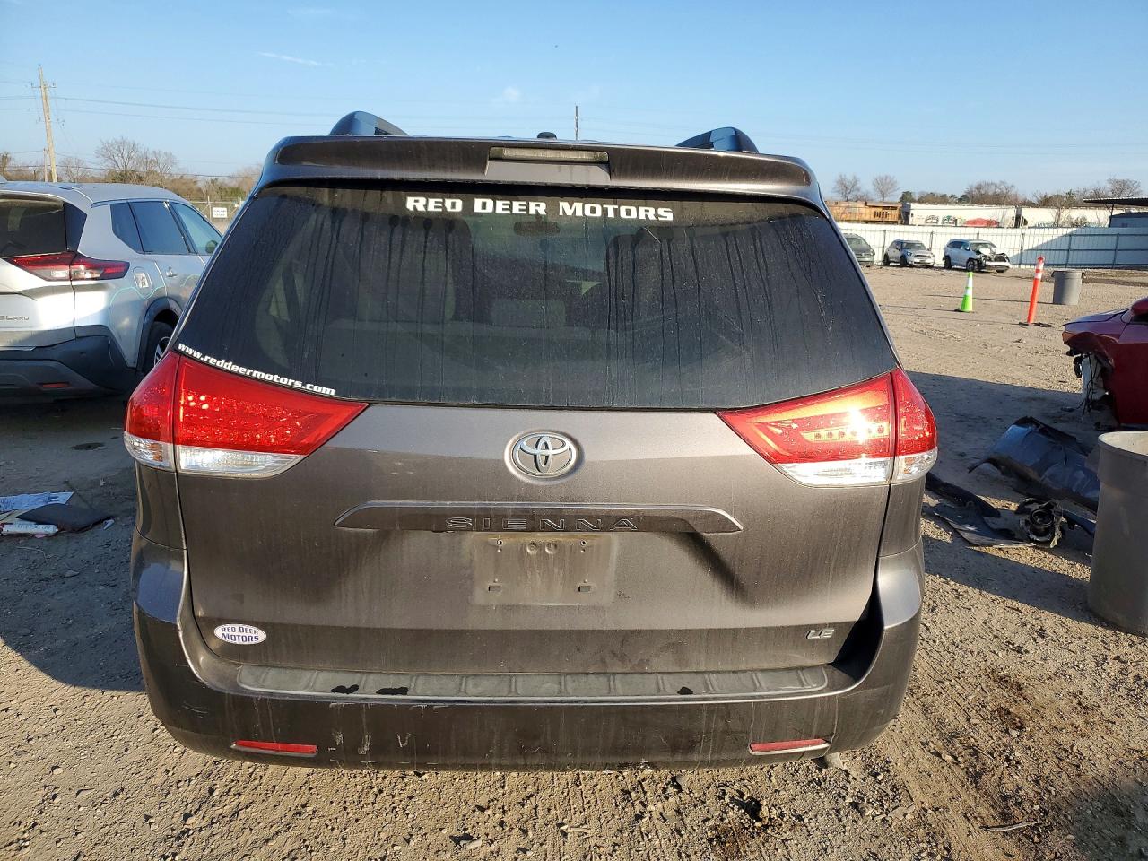 2013 TOYOTA SIENNA LE 8-PASSENGER photo 6