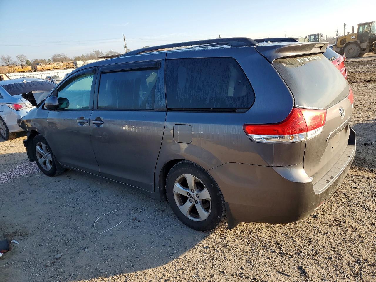 2013 TOYOTA SIENNA LE 8-PASSENGER photo 2