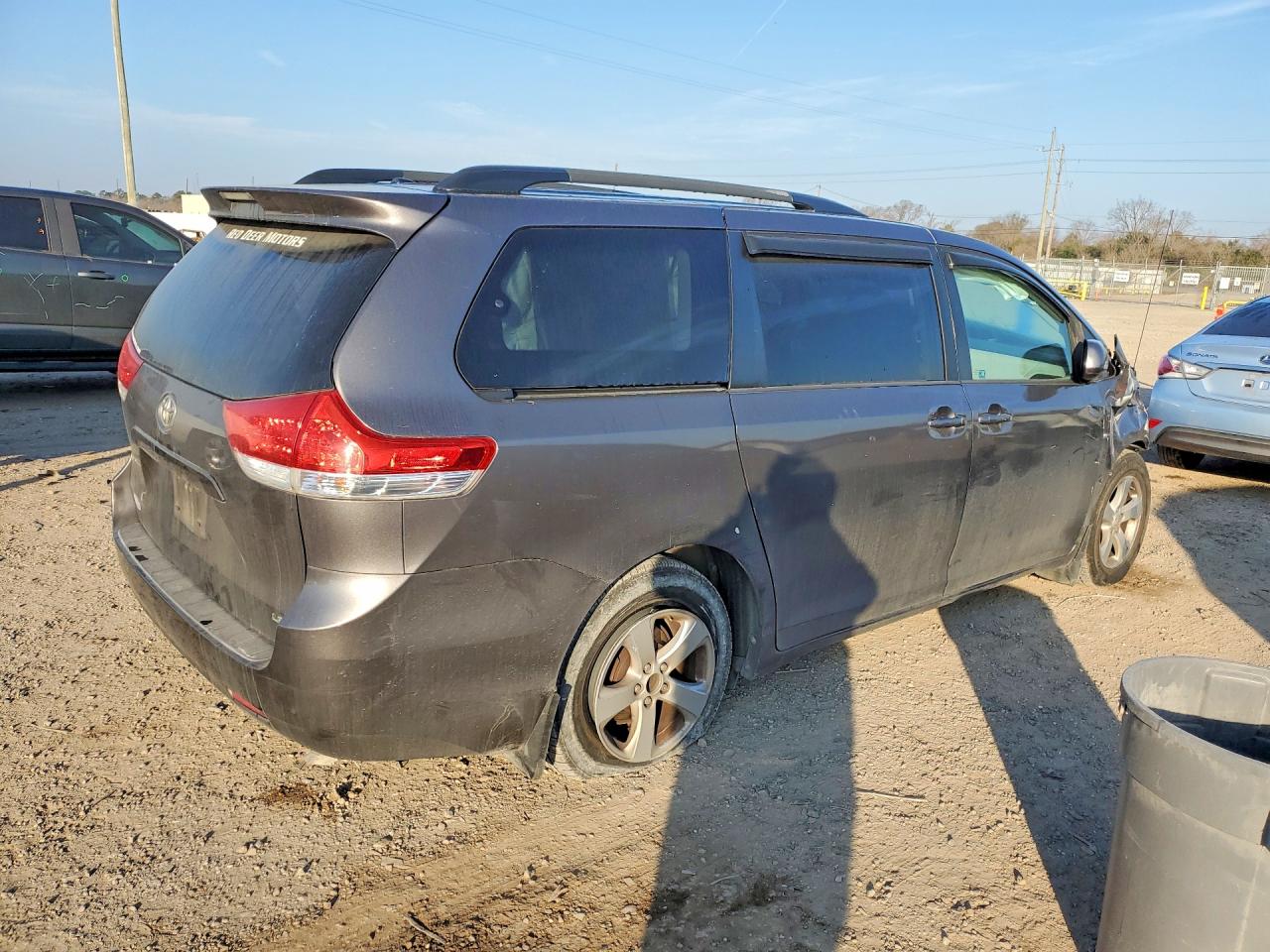 2013 TOYOTA SIENNA LE 8-PASSENGER photo 3