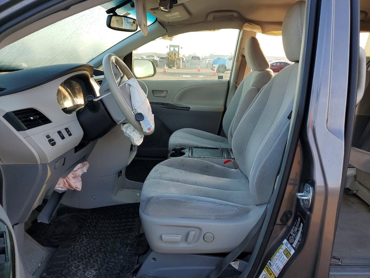 2013 TOYOTA SIENNA LE 8-PASSENGER photo 7