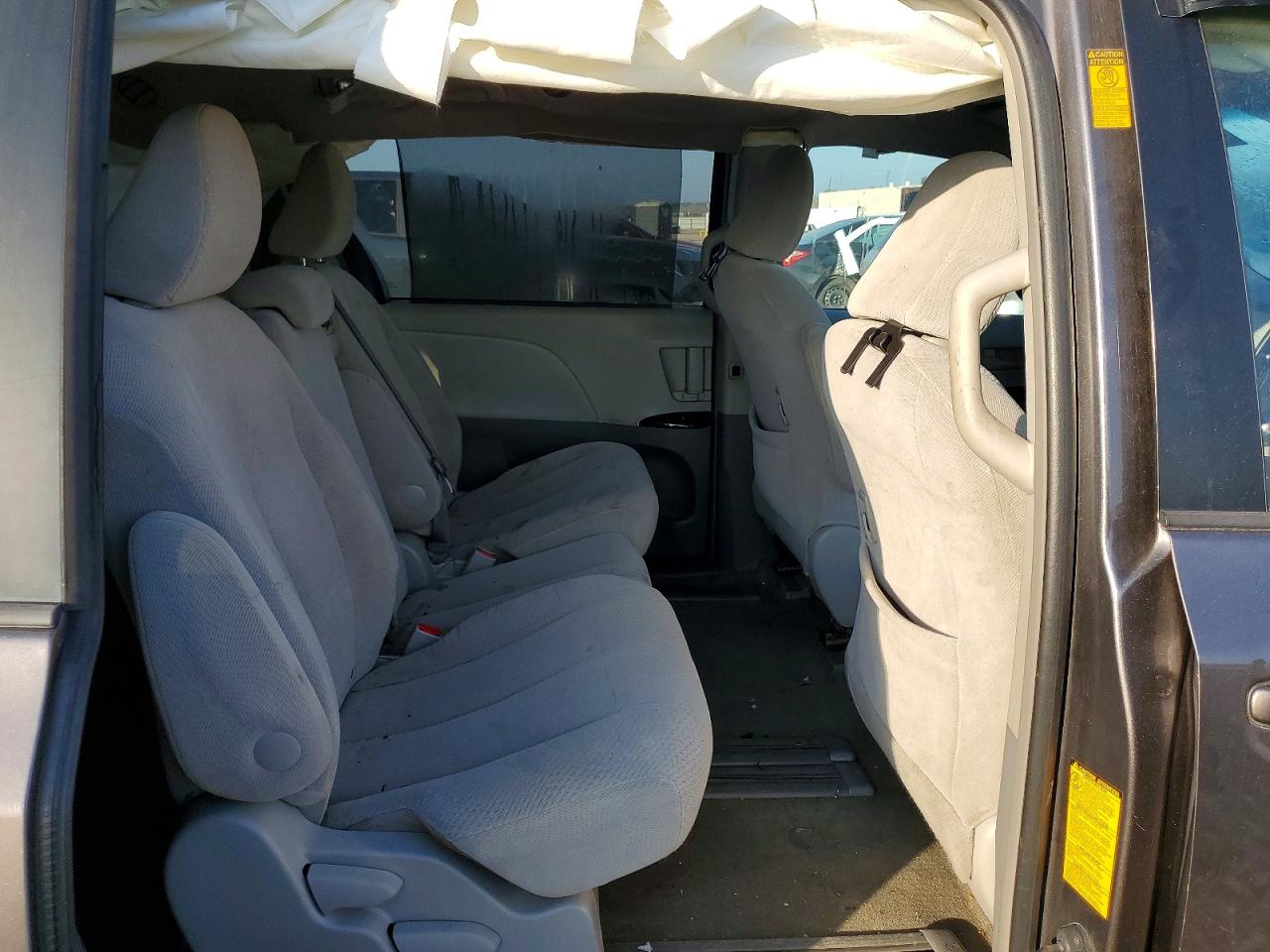 2013 TOYOTA SIENNA LE 8-PASSENGER photo 11