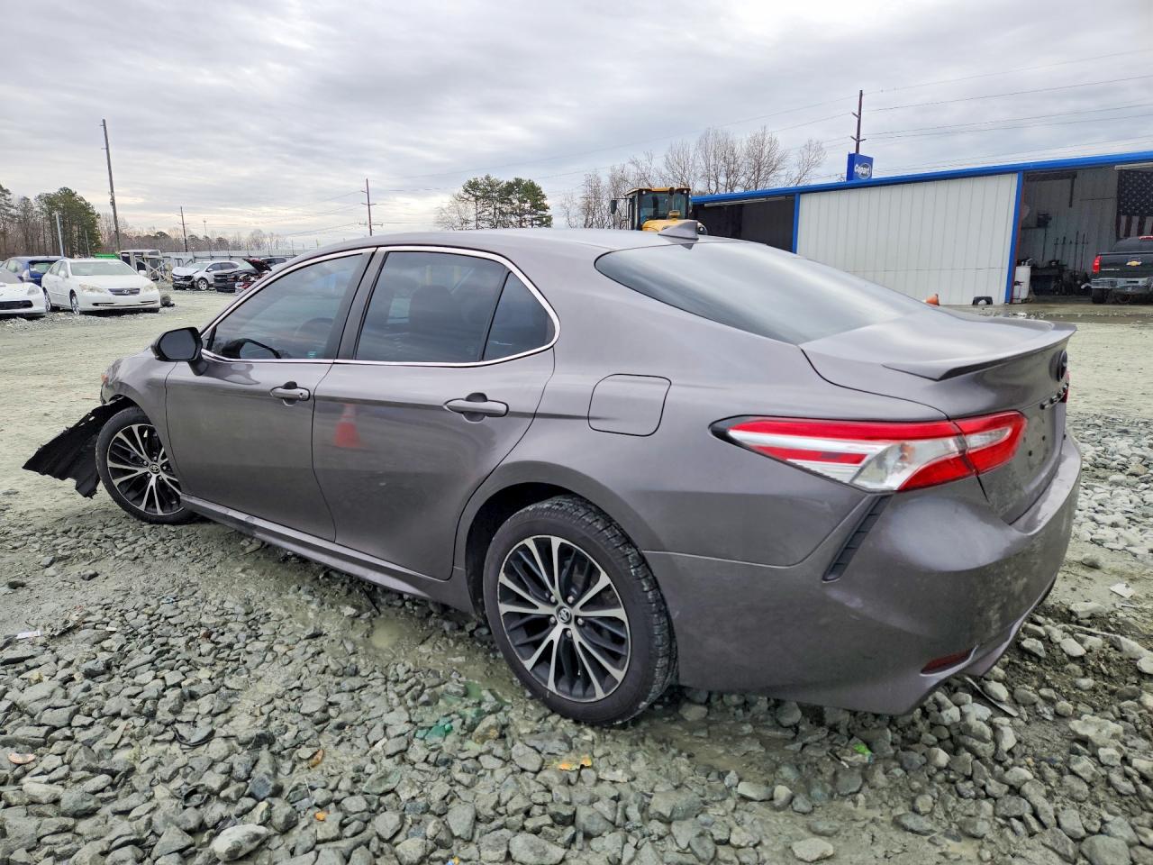 2020 TOYOTA CAMRY SE photo 2