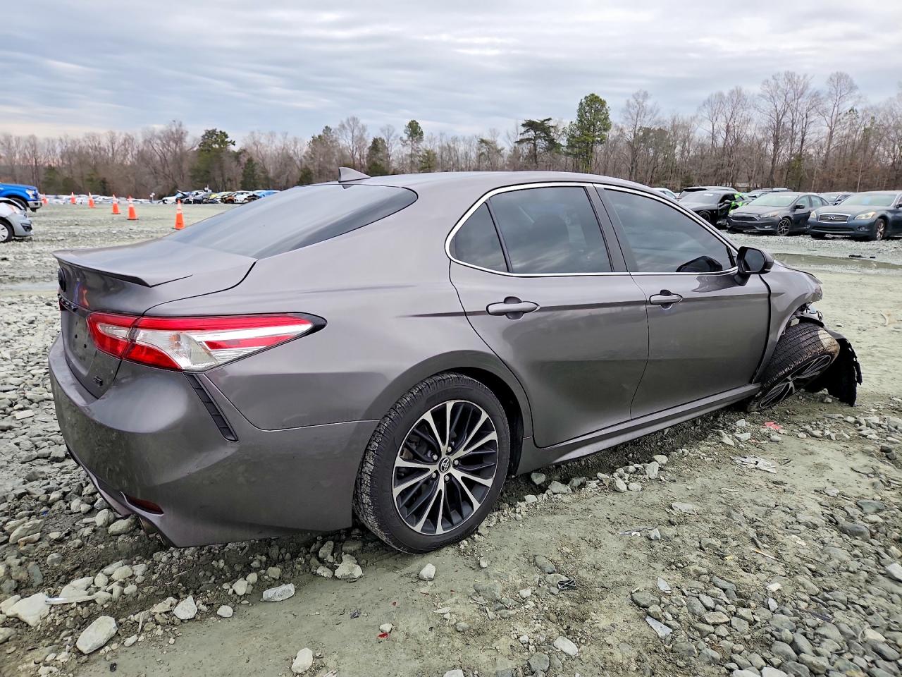 2020 TOYOTA CAMRY SE photo 3