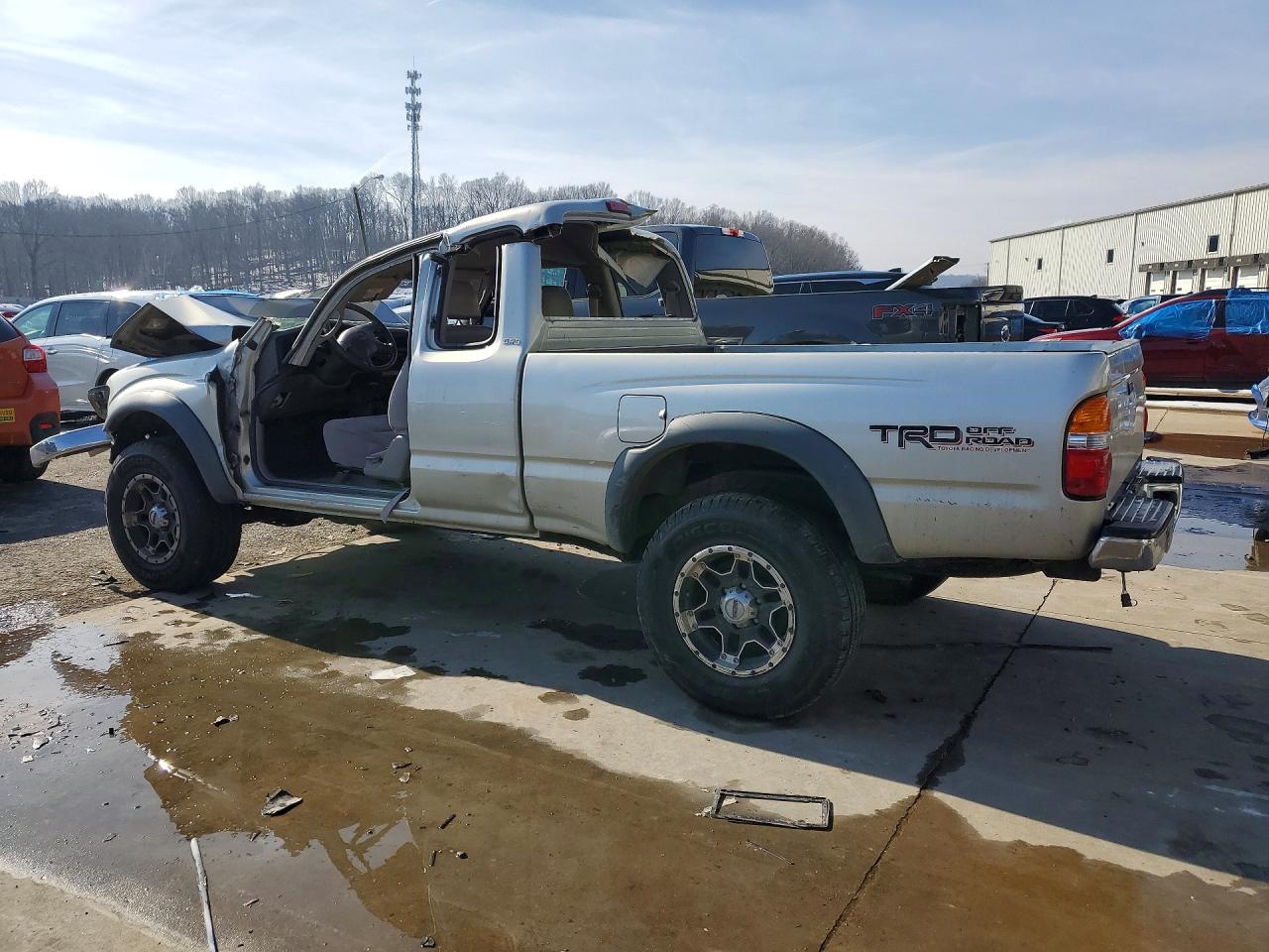 2004 TOYOTA TACOMA photo 2