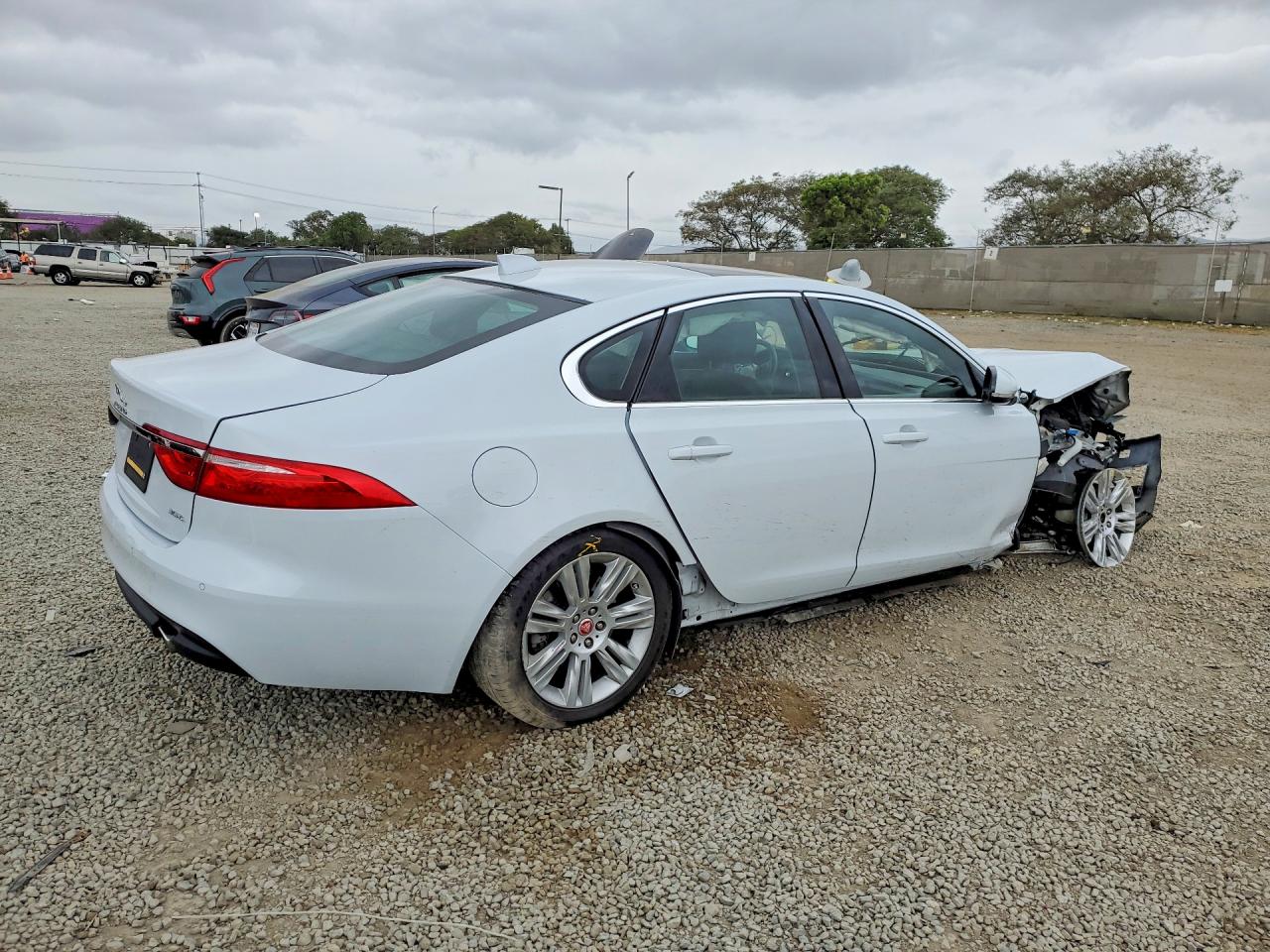 2016 JAGUAR XF PREMIUM photo 3