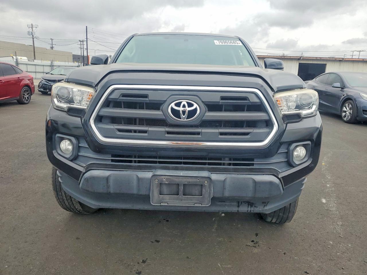 2017 TOYOTA TACOMA photo 9