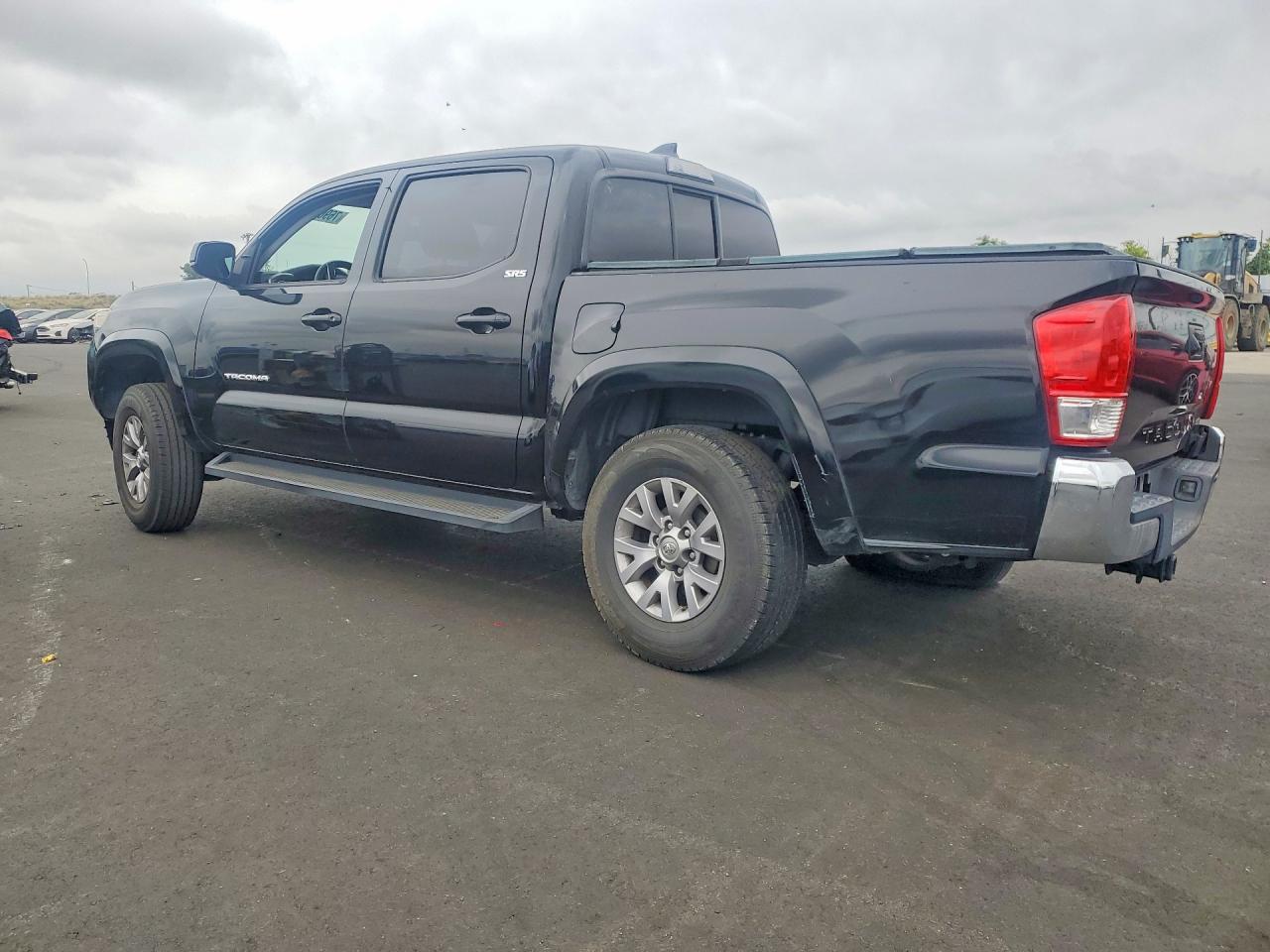 2017 TOYOTA TACOMA photo 3