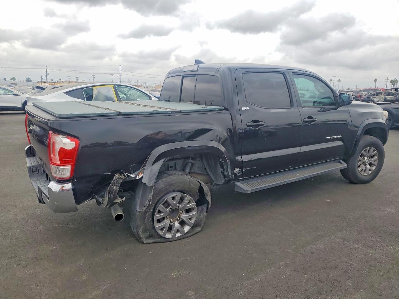 2017 TOYOTA TACOMA photo 5