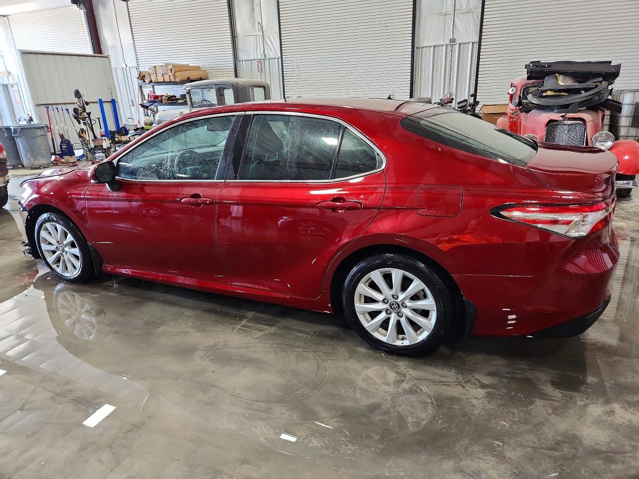 2018 TOYOTA CAMRY LE photo 2