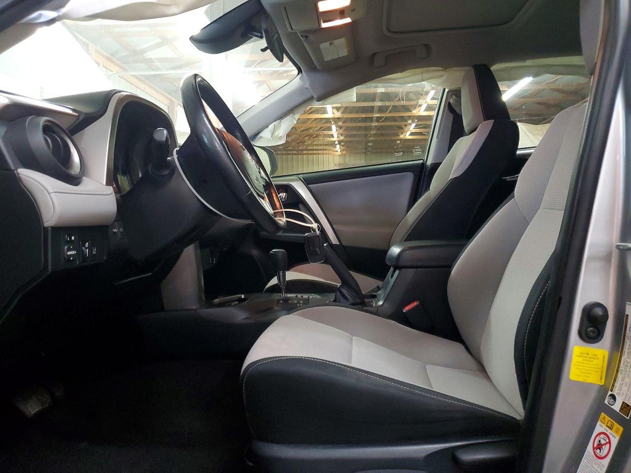 2018 TOYOTA RAV4 XLE photo 19