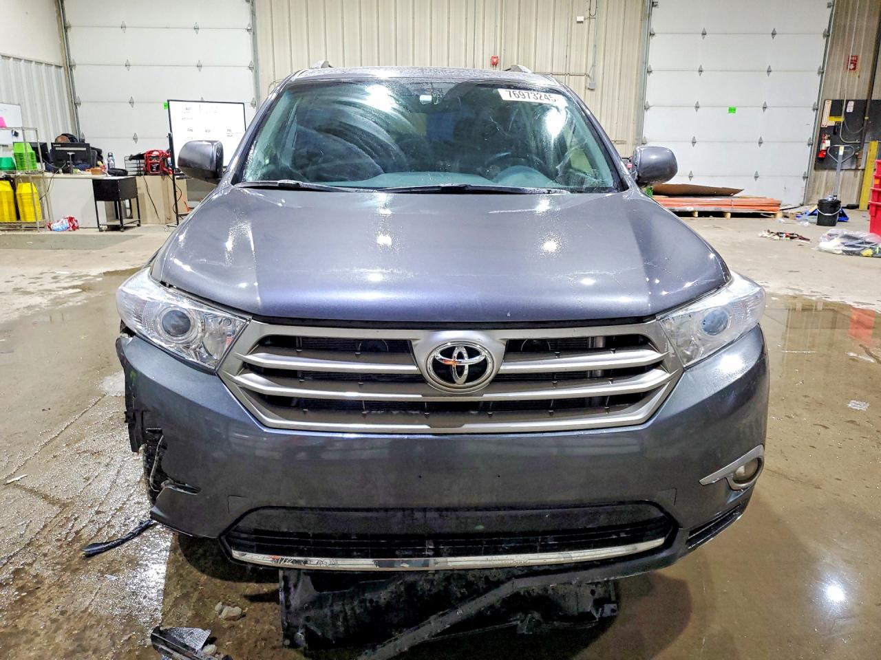 2013 TOYOTA HIGHLANDER SE photo 13