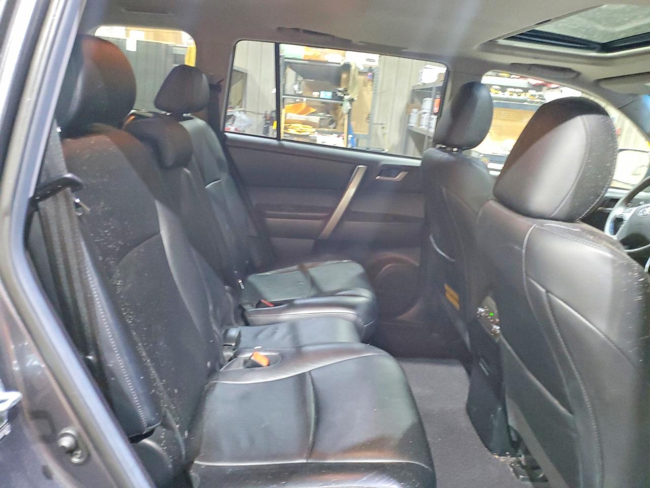 2013 TOYOTA HIGHLANDER SE photo 31