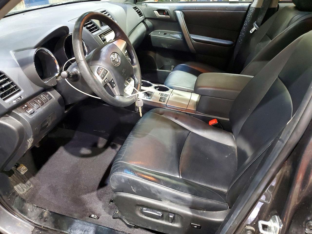 2013 TOYOTA HIGHLANDER SE photo 19