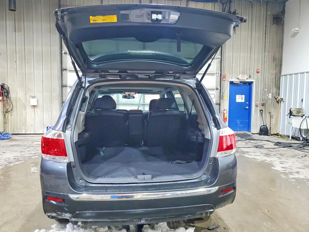 2013 TOYOTA HIGHLANDER SE photo 16