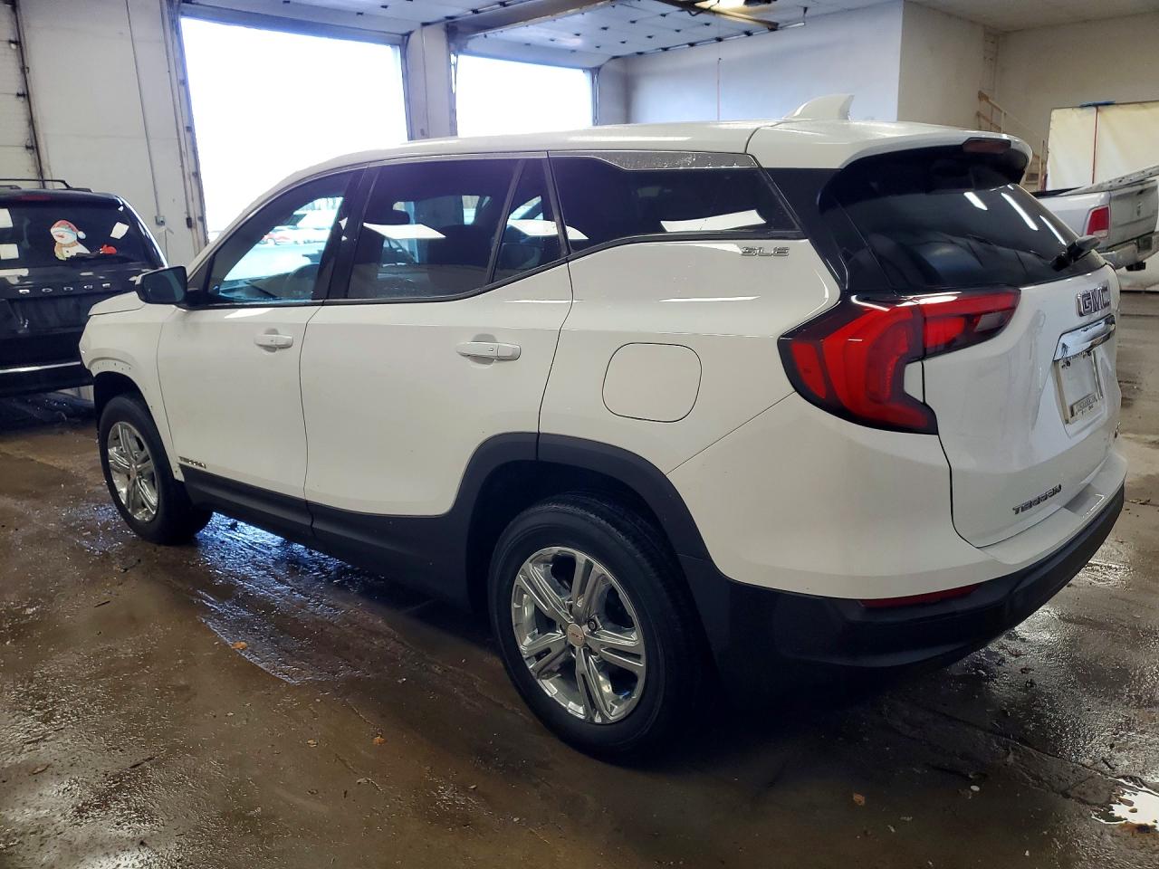 2020 GMC TERRAIN SLE photo 2