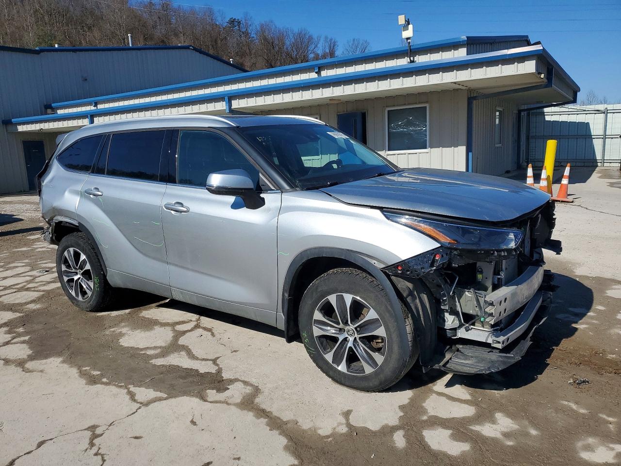 2022 TOYOTA HIGHLANDER XLE photo 7