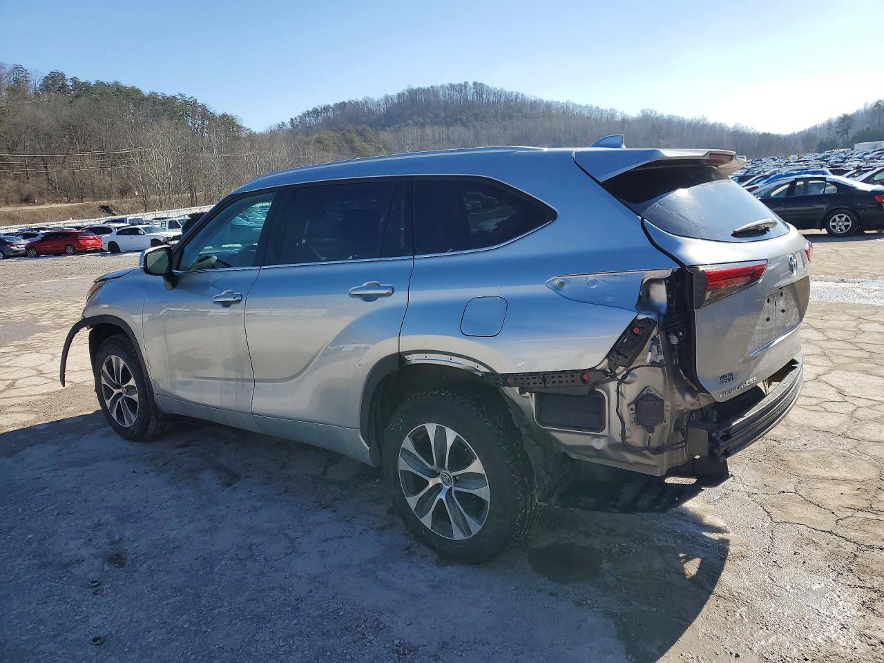 2022 TOYOTA HIGHLANDER XLE photo 3