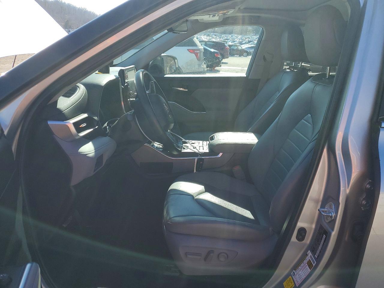 2022 TOYOTA HIGHLANDER XLE photo 13