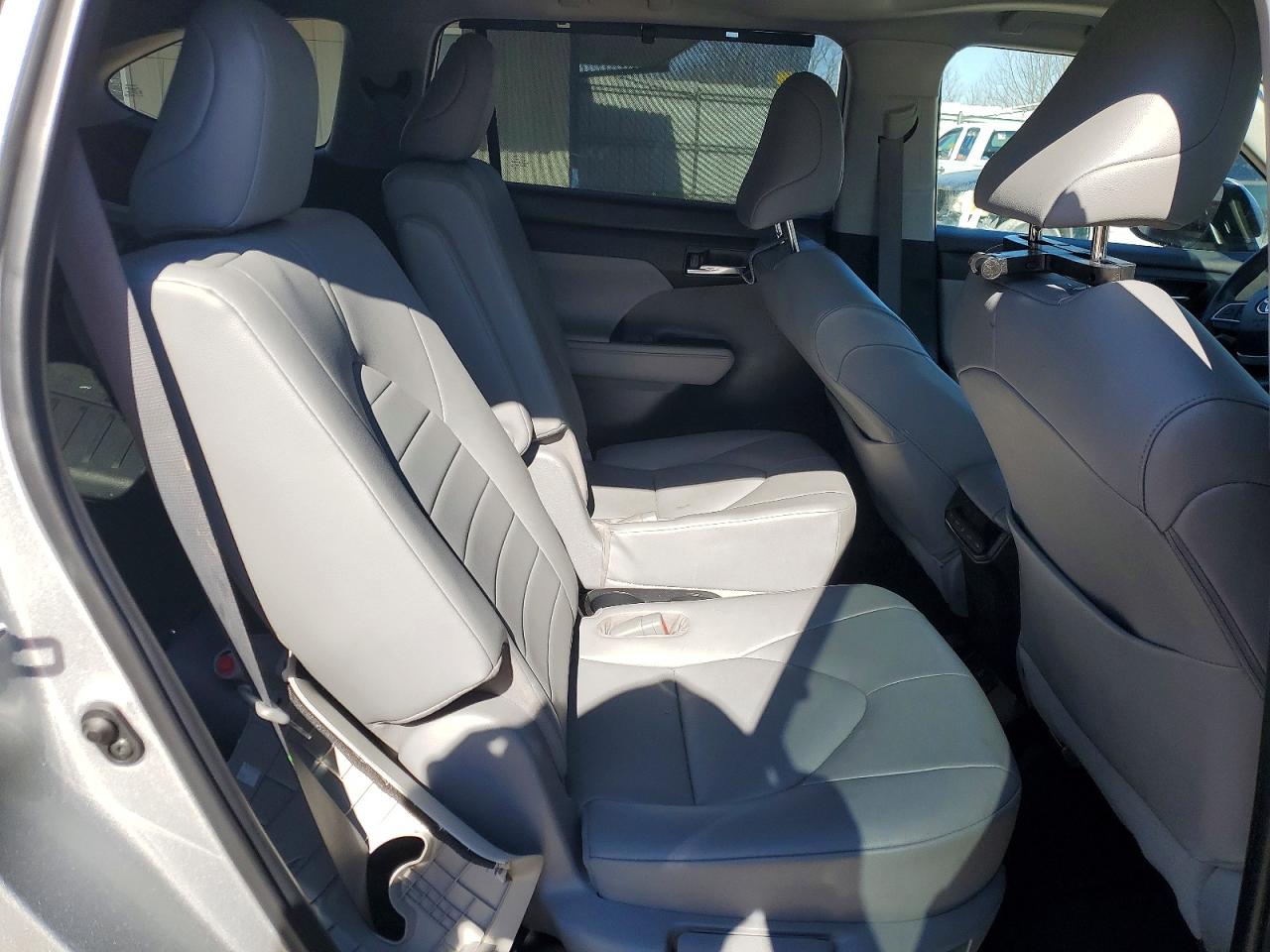 2022 TOYOTA HIGHLANDER XLE photo 21