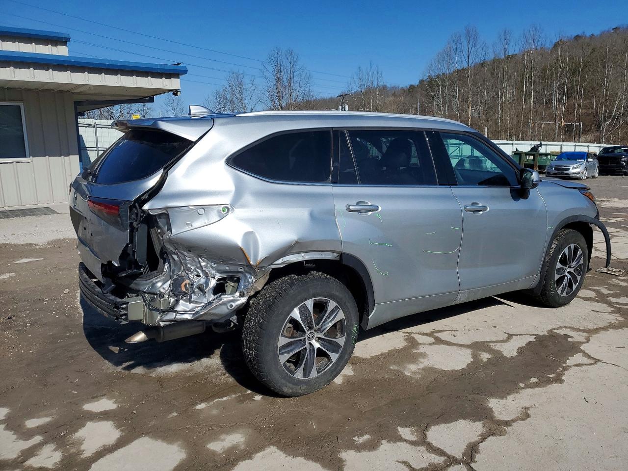 2022 TOYOTA HIGHLANDER XLE photo 5