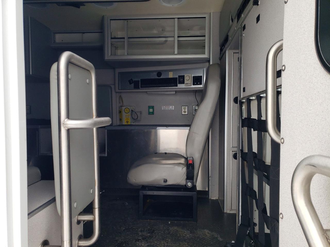 2015 FORD F350 SUPER DUTY AMBULANCE photo 11