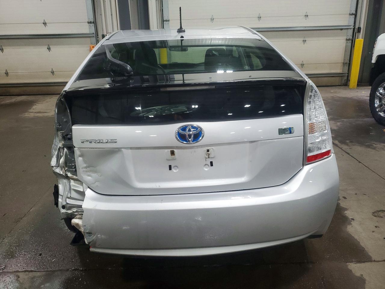 2011 TOYOTA PRIUS TWO photo 16