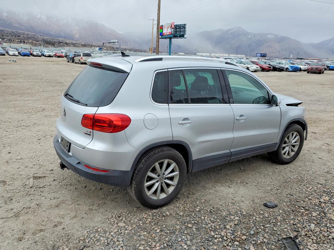 2017 VOLKSWAGEN TIGUAN photo 5