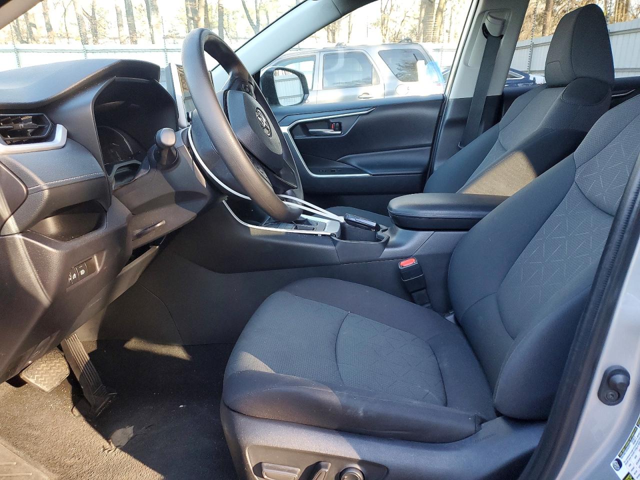 2024 TOYOTA RAV4 XLE photo 7