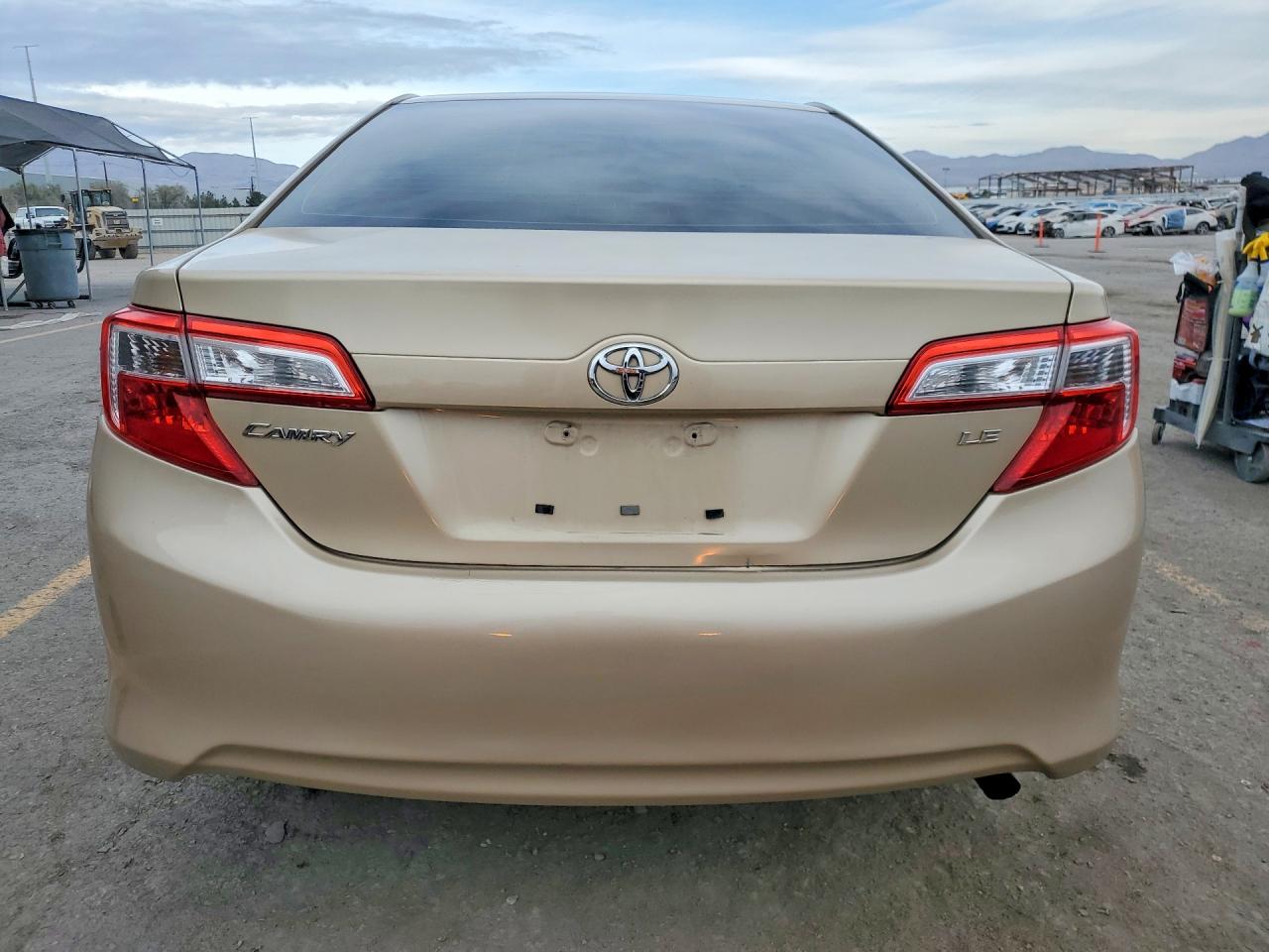 2012 TOYOTA CAMRY LE photo 11