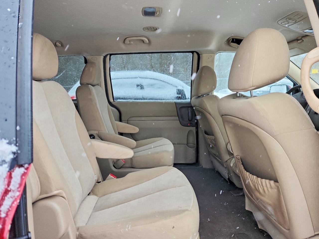 2011 KIA SEDONA LX photo 11