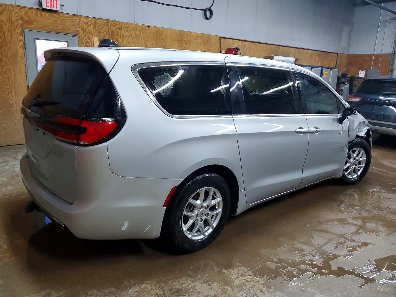 2023 CHRYSLER PACIFICA TOURING L photo 3