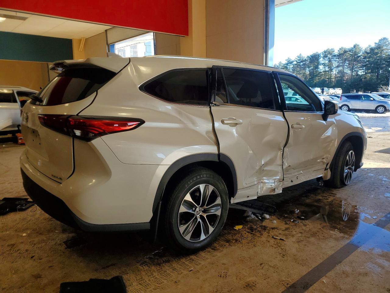 2021 TOYOTA HIGHLANDER XLE photo 5