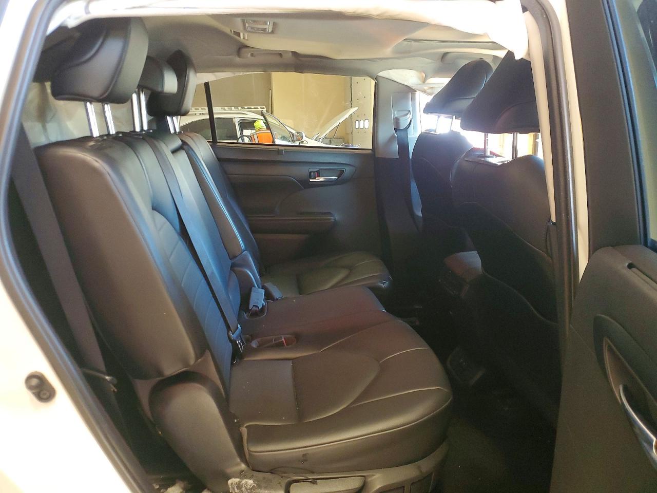 2021 TOYOTA HIGHLANDER XLE photo 21