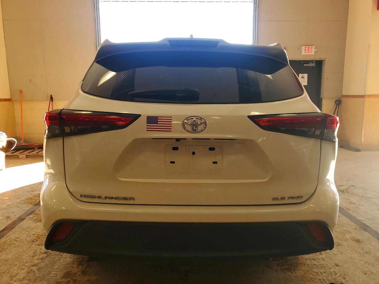 2021 TOYOTA HIGHLANDER XLE photo 11