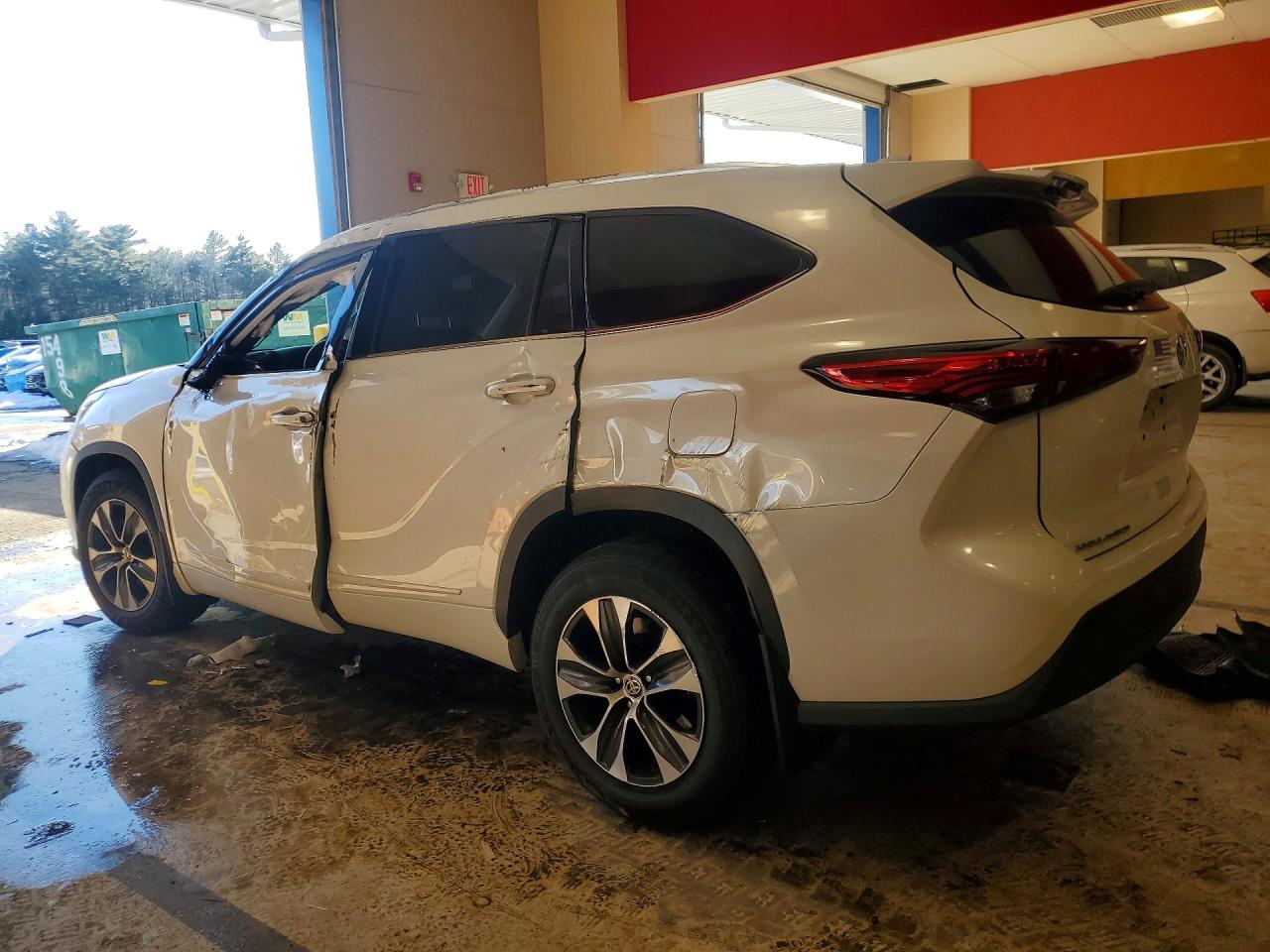 2021 TOYOTA HIGHLANDER XLE photo 3