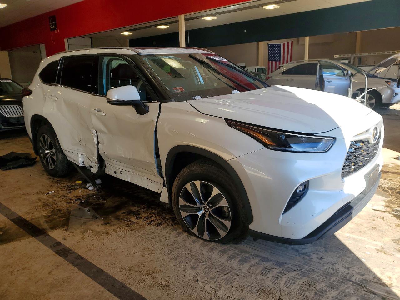 2021 TOYOTA HIGHLANDER XLE photo 7