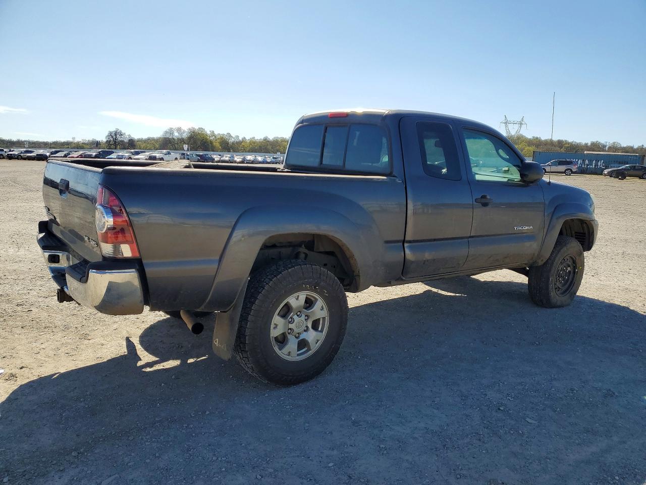 2013 TOYOTA TACOMA photo 3