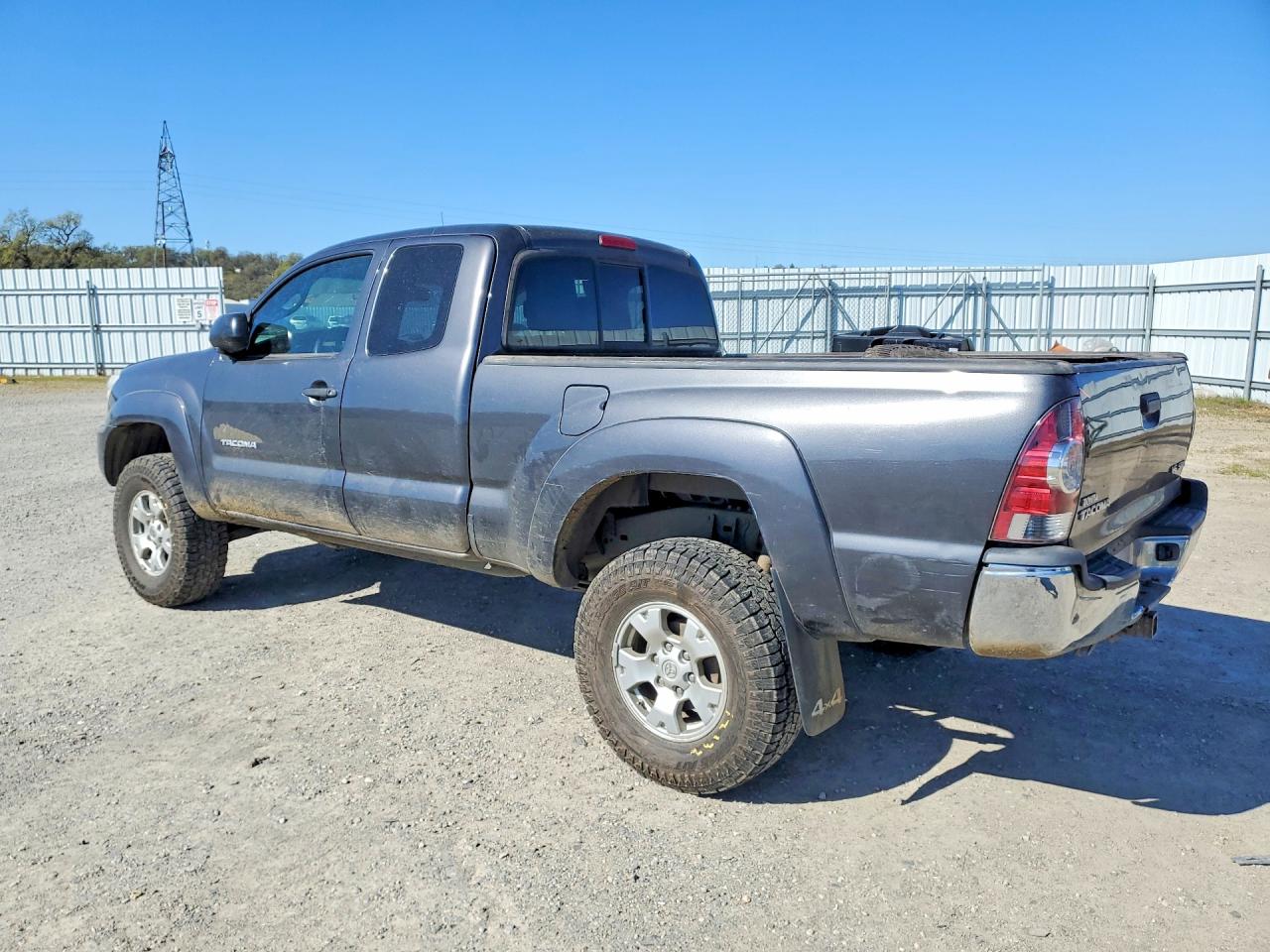 2013 TOYOTA TACOMA photo 2