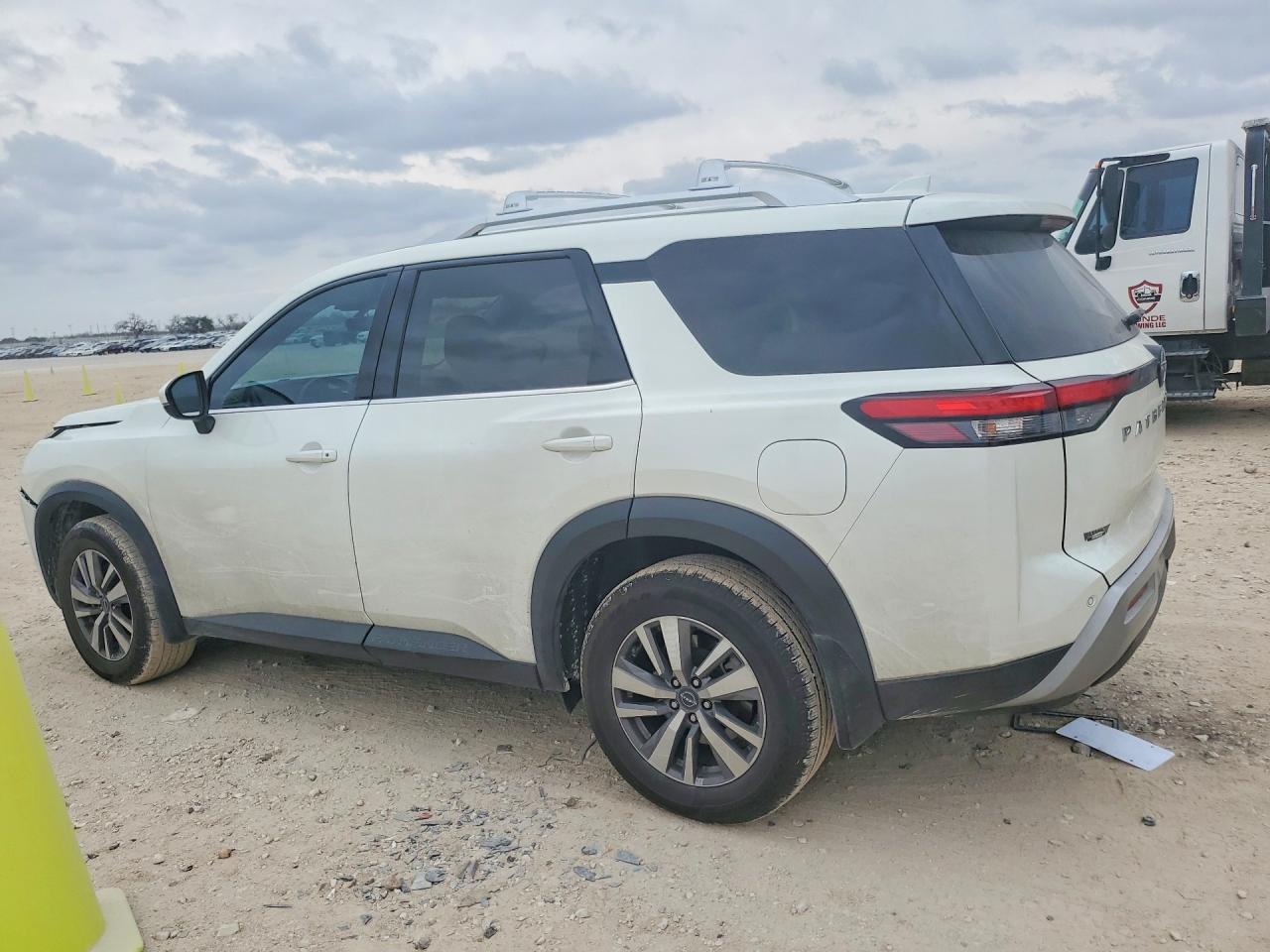 2023 NISSAN PATHFINDER SL photo 3