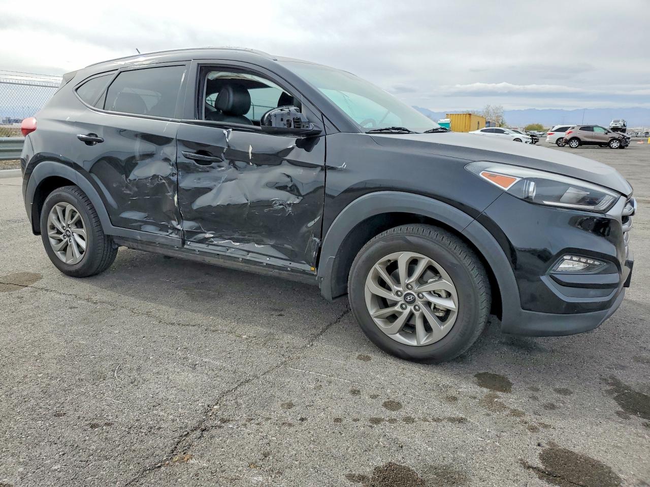 2017 HYUNDAI TUCSON SE photo 4