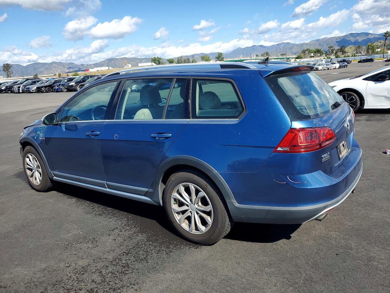 2017 VOLKSWAGEN GOLF ALLTRACK S photo 3