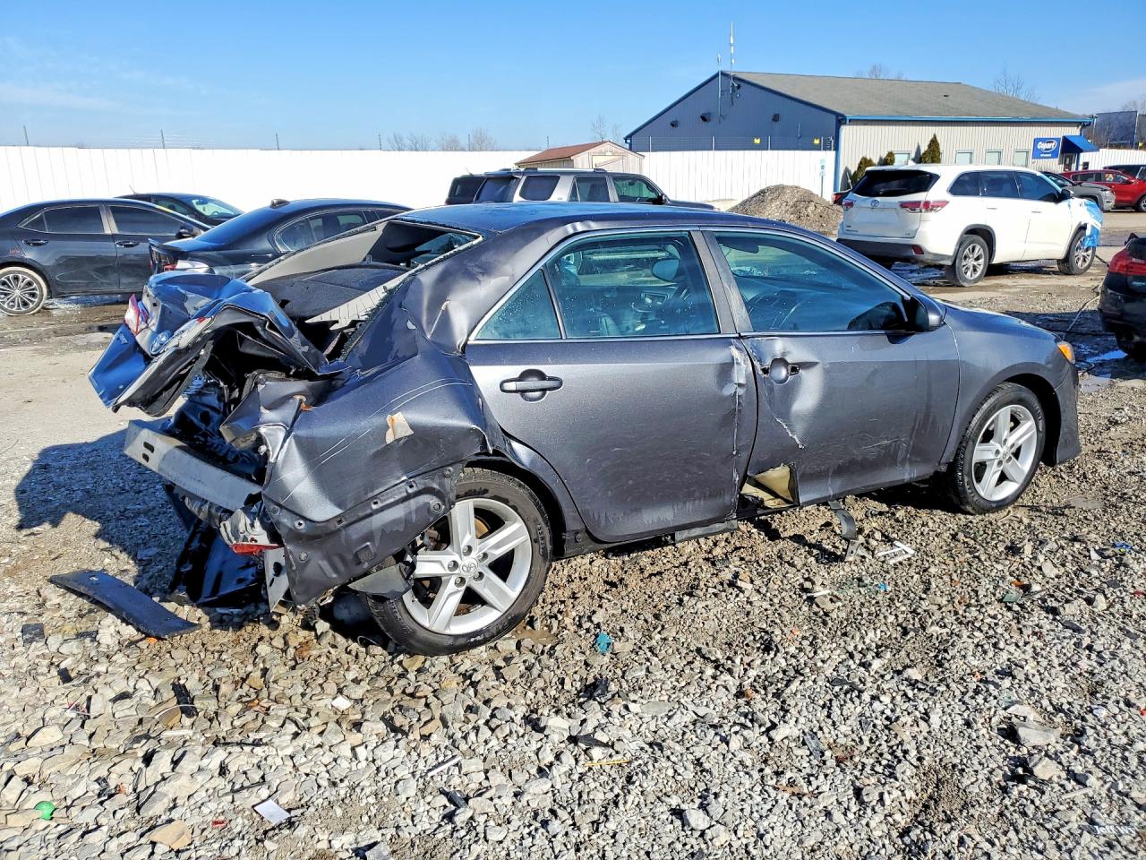 2014 TOYOTA CAMRY SE photo 3