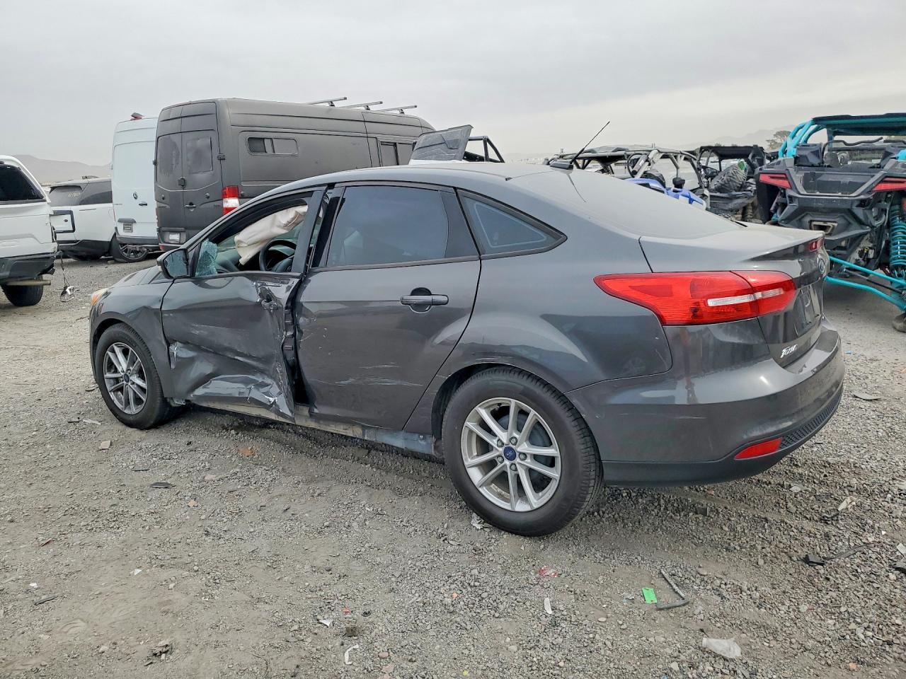 2017 FORD FOCUS SE photo 3