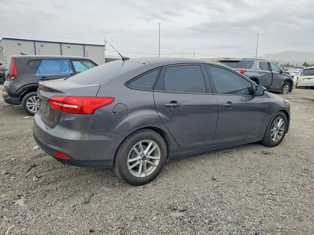 2017 FORD FOCUS SE photo 5