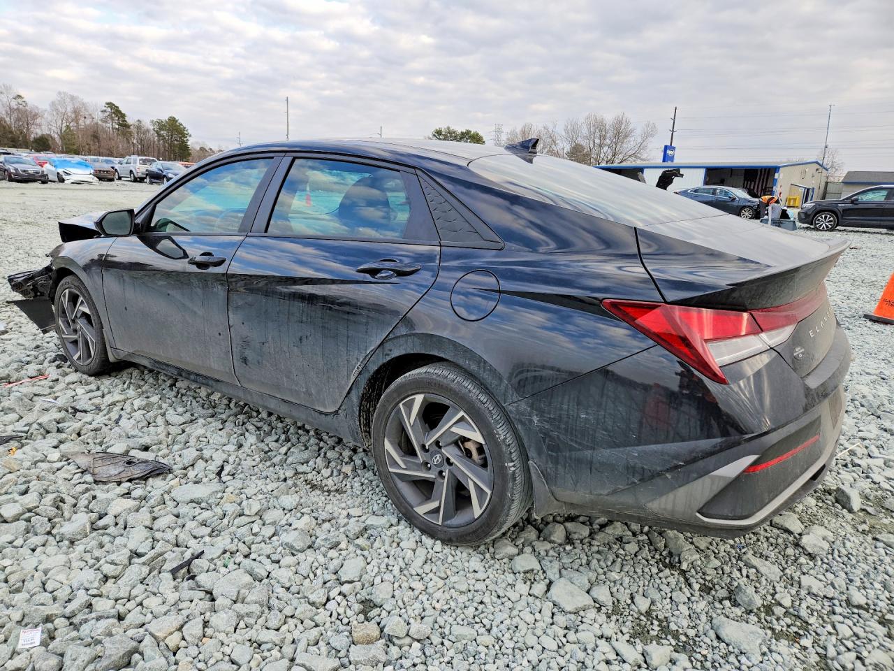 2025 HYUNDAI ELANTRA SEL SPORT photo 3