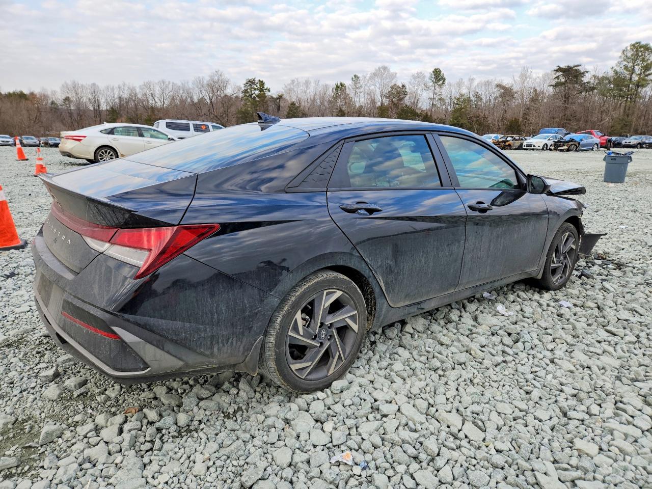 2025 HYUNDAI ELANTRA SEL SPORT photo 5