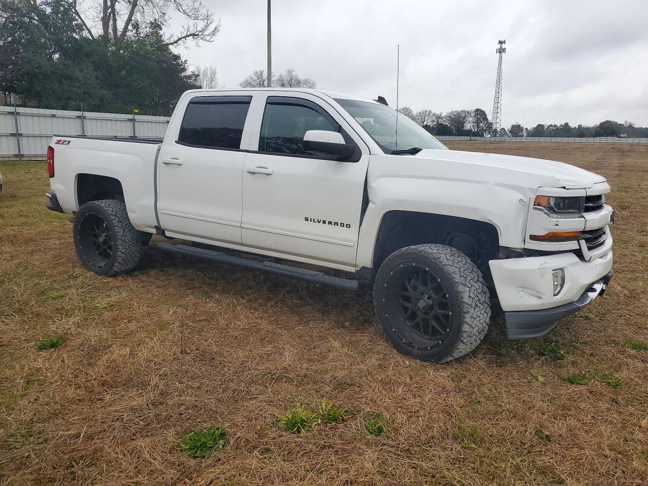 2017 CHEVROLET SILVERADO K1500 LT photo 4