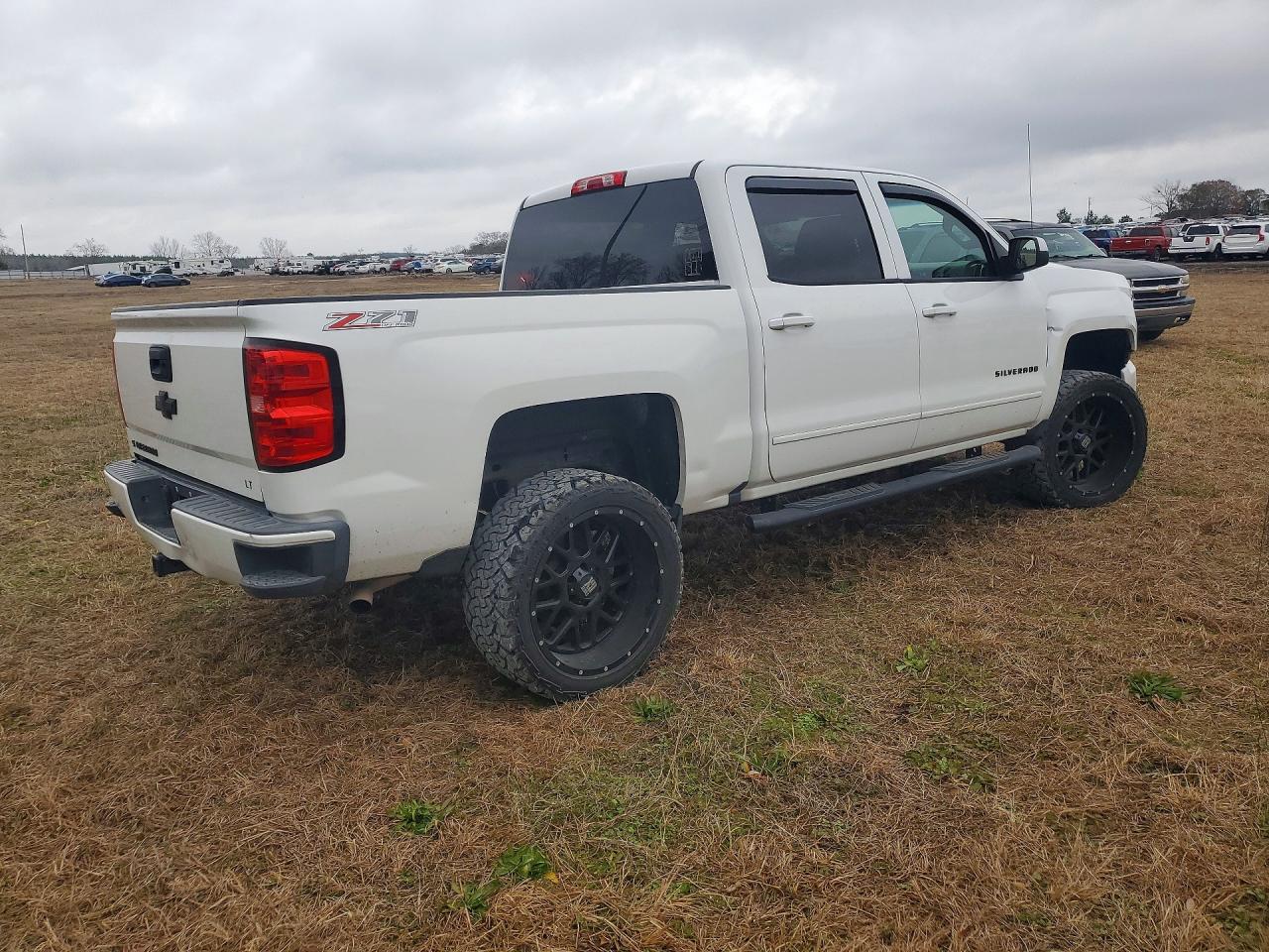 2017 CHEVROLET SILVERADO K1500 LT photo 3